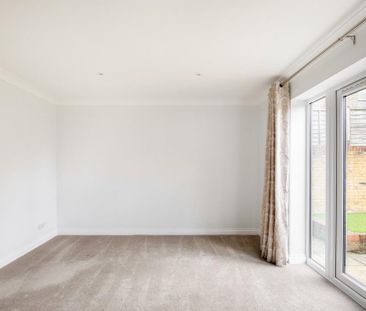 4 bedroom end of terrace house to rent - Photo 2