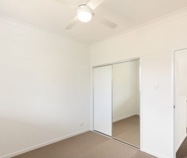 Stylish & Modern Townhouse in Prime Calamvale Location! - Photo 2