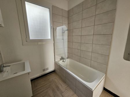 Location Appartement 1 pièce 49m² LE CREUSOT 71200 - Photo 2