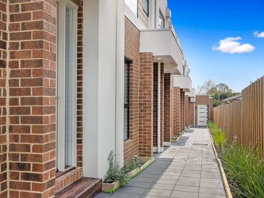 Stunning Townhouse - Photo 1