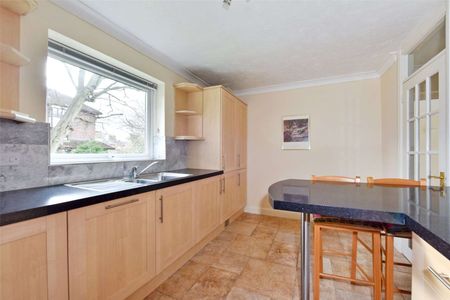 A beautifully positioned and spacious two double bedroom apartment in a modern development opposite the River Thames. - Photo 5