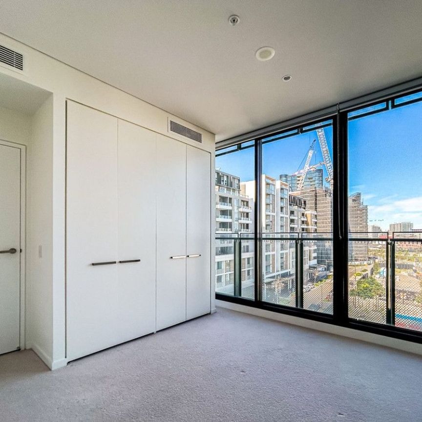 Executive Living: Furnished 2 Bedroom + Study Apartment at Infinity for Lease! - Photo 1