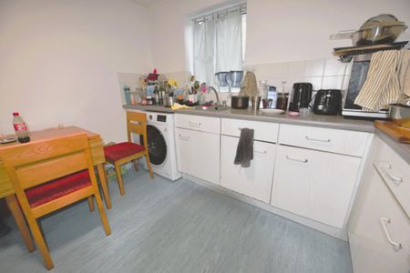 2 bedroom Flat in Flat 20, Leeds - Photo 3