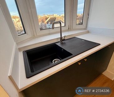 3 bedroom flat to rent - Photo 4