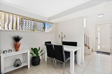 Modern Townhouse Located in the Heart of Maroochydore&excl; - Photo 2