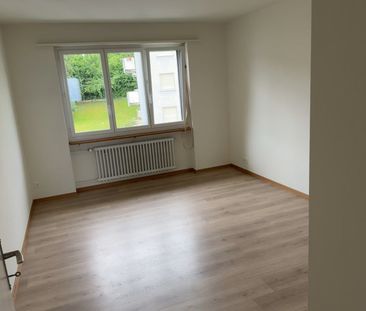 Frisch sanierte, helle und grosse Wohnung in ruhigem Quartier - Photo 2
