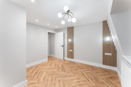 Flat 2, 33 Lawrence Buildings, London N16 - Photo 2