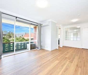 Sun-Kissed, Renovated Top Floor Apartment in the Heart Of North Str... - Photo 3