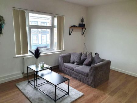 2 bedroom flat to rent - Photo 2
