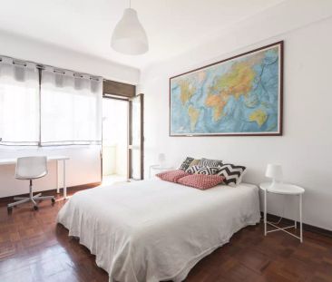 Room in a shared 10-bedroom apartment for rent in Lisbon - Photo 2