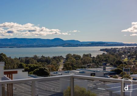 Chic With Stunning Lake Views - Photo 4