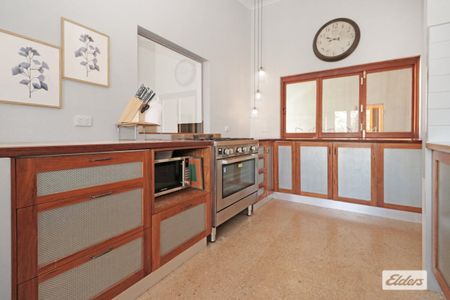 Rural Split-Design Home: Modern Comfort - Photo 5