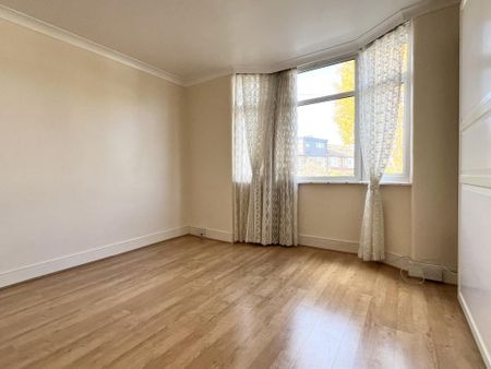 3 bedroom flat to rent - Photo 3