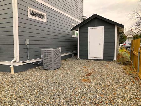DT Kelowna, near Knox Mountain: 3 bed, 3 bath House – August 1st - Photo 4