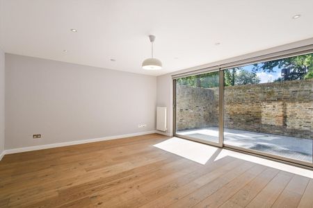 *Short Let*<br />A spacious family home with private parking located in the heart of Primrose Hill. - Photo 3