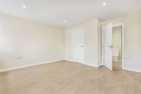 A newly built modern apartment situated on the ground floor in this popular south Oxfordshire location with a private patio. Ideally located for access to the A34, central Abingdon, Oxford and Didcot for train links. - Photo 4