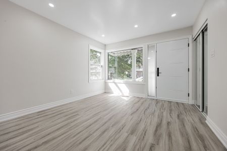 For Lease - 225 Essex Avenue, Richmond Hill, Ontario - Photo 3