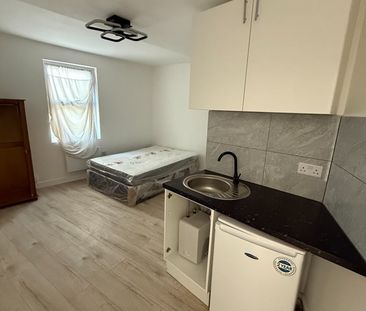 Studio Flat, Coombe Lane, SW20 - Photo 1