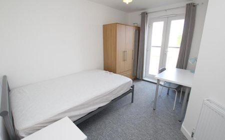 STUDENT PROPERTY - Spacious six bedroom house located within close walking distance to UWE with bills included. Available from August 2026 - Photo 2