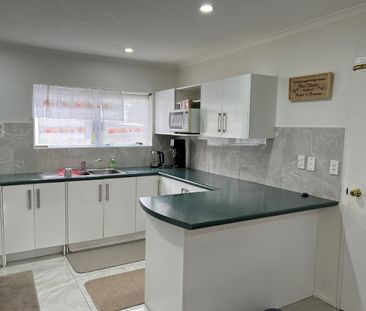 Unit 1, 11 Kirklow Place, Goodwood Heights, Auckland - Photo 3