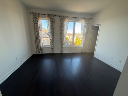 For Lease - 3094 Ernest Applebe Boulevard, Oakville, Ontario - Photo 2