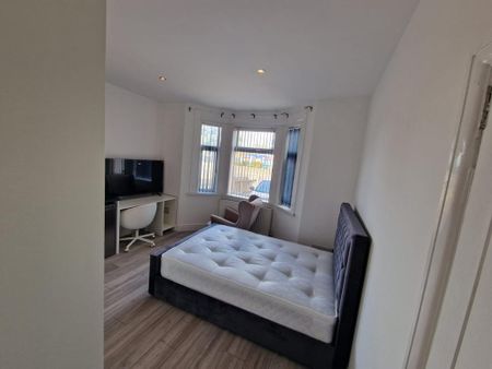 1 bedroom in a house share to rent - Photo 2