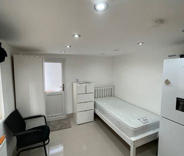 Studio Flat, Stratford, E15 - Photo 2