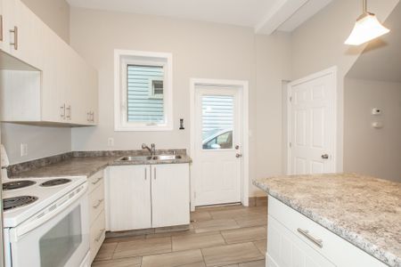 **BEAUTIFUL** 2 Bedroom Main Unit in Welland!! - Photo 3