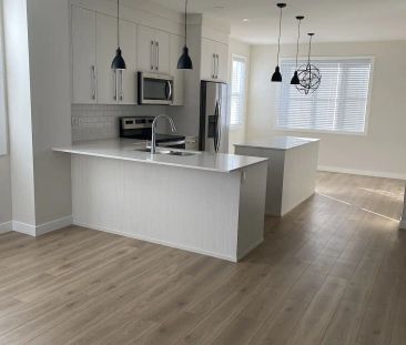 Bright Spacious Modern Townhome — 4 Bedrooms Townhouse - Photo 1