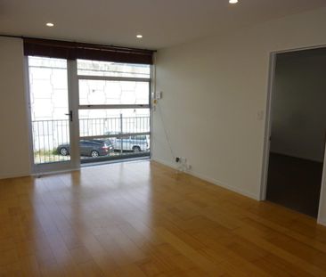 Modern 2-bedroom and 2-ensuite Apartment - Photo 3