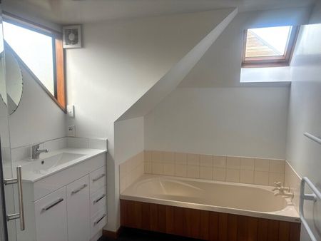 Townhouse on popular Clyde Rd – 3 Bedrooms 2 bathrooms - Photo 4