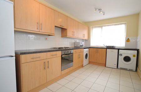 MODERN 4 BEDROOM TERRACE LOCATED NEAR TOWN - Scarborough - Photo 5