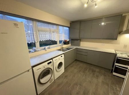 1 bedroom in a flat share to rent - Photo 3