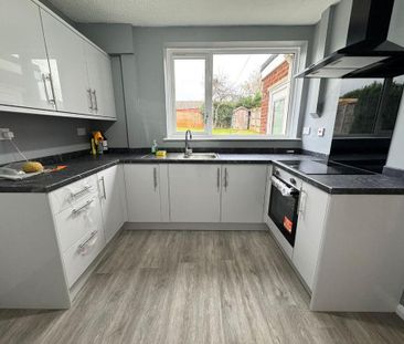 4 bedroom semi-detached house to rent - Photo 3