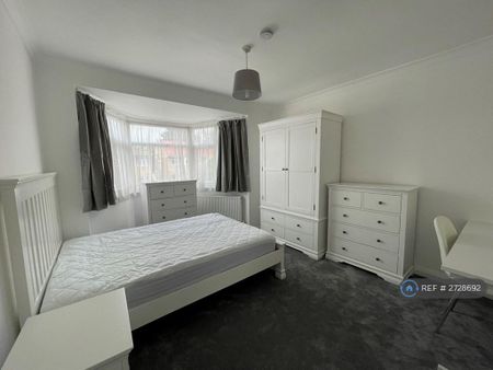 4 bedroom semi-detached house to rent - Photo 2