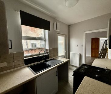 Two‑bed terraced home with two reception rooms, double glazing, gas... - Photo 5