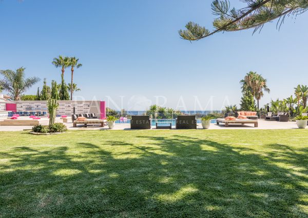 Contemporary-style villa on a large plot with sea views in Elviria