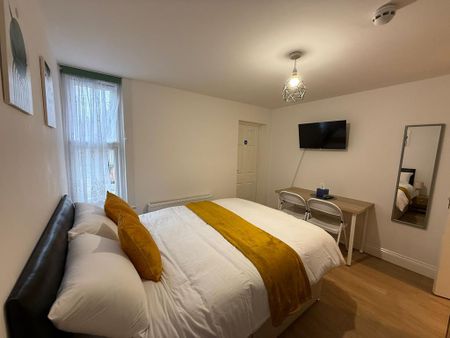 1 bedroom in a house share to rent - Photo 2