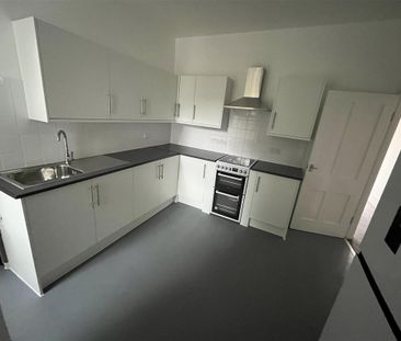 3 bedroom end of terrace house to rent - Photo 4