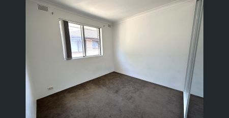 Spacious, Light-Filled Top Floor Apartment in a Leafy Setting - Photo 3