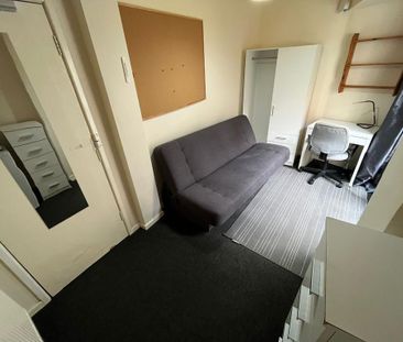 1 bedroom in a house share to rent - Photo 3