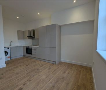 A lovely modern one bedroom flat close to the train station and cit... - Photo 2