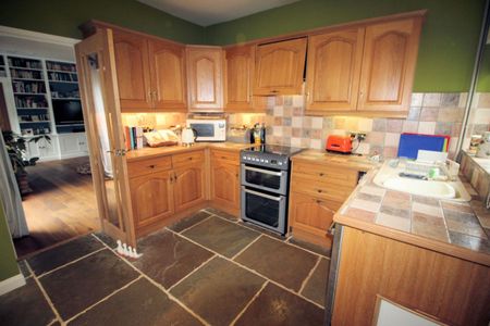 Warren Lane, Woking, Surrey, GU22 8XB - Photo 4