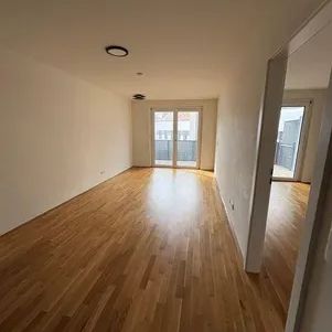 Ab 1.10. - Helle, moderne 2-Zimmerwohnung mit südseitigem ca. 11,5m² Balkon am Genochplatz - Foto 1