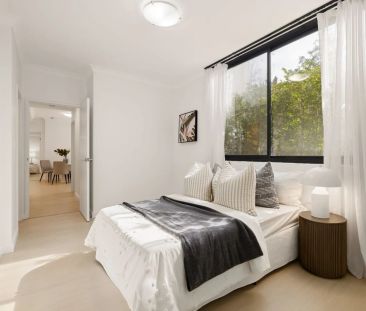 Modern villa-style apartment with lush garden views - Photo 1