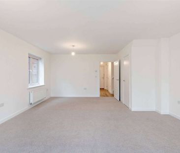 A modern three bedroom family home with private garden and parking - Photo 1