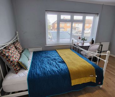 Tudor Drive Room 2 - Photo 3