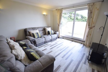 2 bed flat to rent in The Marina, Bournemouth, BH5 - Photo 3