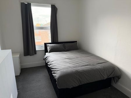 Room in a Shared House, Stockwood Crescent, LU1 - Photo 3