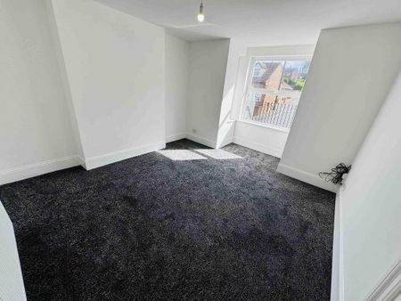 4 bedroom semi-detached house to rent - Photo 3